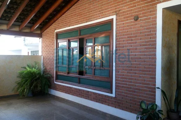 Ótima casa em bairro tradicional na cidade de Louveira. Área mista com 200m de área construída e 250m de área total. Casa com amplas sala de estar e jantar, cozinha planejada, 3 dormitórios, sendo 1 suíte, com closet, jardim de inverno, lavanderia, quarto - Foto 1