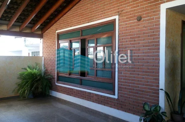 Ótima casa em bairro tradicional na cidade de Louveira. Área mista com 200m de área construída e 250m de área total. Casa com amplas sala de estar e jantar, cozinha planejada, 3 dormitórios, sendo 1 suíte, com closet, jardim de inverno, lavanderia, quarto - Foto 1