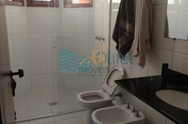 Casa térrea em condomínio em Louveira com 4 dormitórios, sendo 2 suítes, uma master com closet, cozinha planejada, lavanderia, sala ampla para 3 ambientes, quintal, piscina, vagas para 4 carros, sendo 2 cobertas e 2 descobertas. Condomínio com quadra de t - Foto 12
