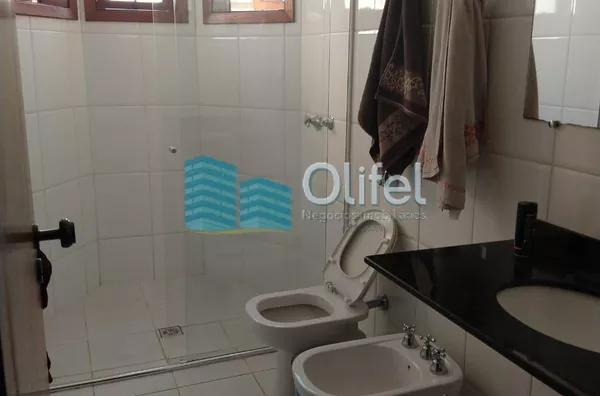 Casa térrea em condomínio em Louveira com 4 dormitórios, sendo 2 suítes, uma master com closet, cozinha planejada, lavanderia, sala ampla para 3 ambientes, quintal, piscina, vagas para 4 carros, sendo 2 cobertas e 2 descobertas. Condomínio com quadra de t - Foto 12