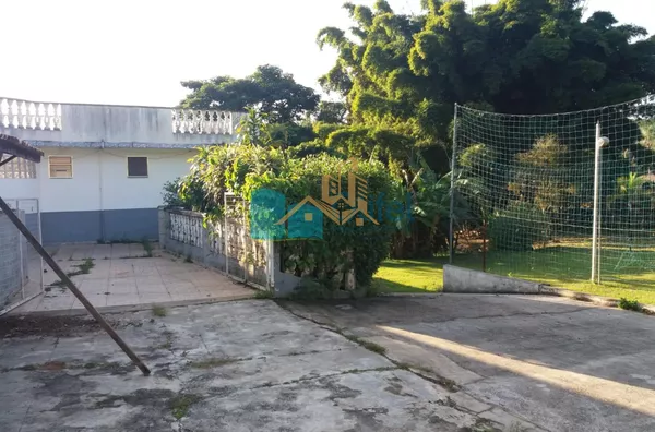 Excelente chácara  a 4 km do centro da cidade de Louveira com 03 dormitórios sendo 01 suíte, sala jantar, sala de estar, 08 vagas de garagem sendo 04 coberta, canil, campo de futsal gramado, piscina, churrasqueira, fogão e forno à lenha, lago, com uma áre - Foto 15