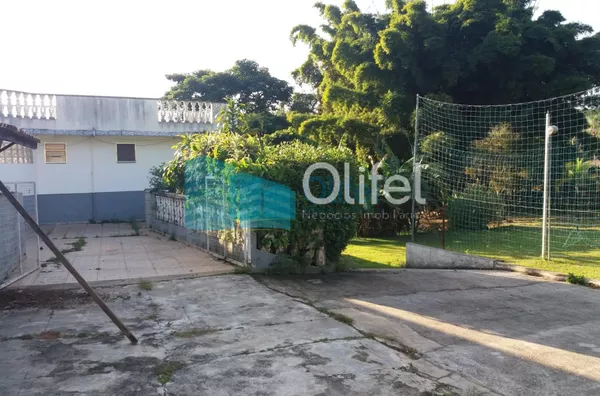 Excelente chácara  a 4 km do centro da cidade de Louveira com 03 dormitórios sendo 01 suíte, sala jantar, sala de estar, 08 vagas de garagem sendo 04 coberta, canil, campo de futsal gramado, piscina, churrasqueira, fogão e forno à lenha, lago, com uma áre - Foto 15