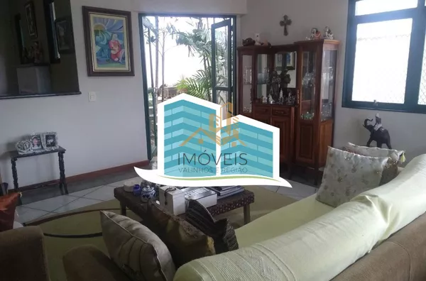 Casa térrea  em condomínio na cidade de Valinhos, contendo apenas escada para  acesso à casa. Localizada  região do Paiquerê, próximo ao Colégio Porto Seguro, Shopping Valinhos. Imóvel  com 3 dormitórios, sendo 1 suíte, todos com armários e ar condicionad - Foto 2