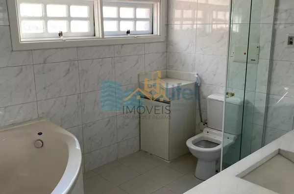 Excelente casa à venda no Condomínio São Joaquim,. Próxima ao lago, iluminação natural e muito arejada. No piso inferior a casa possui um espaço para home office, salão de jogos ou festas, 2 dormitórios e 1 suíte. No piso superior são 3 suítes sendo 1 mas - Foto 4