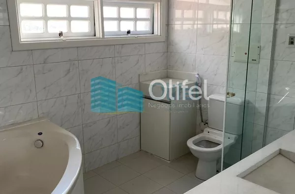 Excelente casa à venda no Condomínio São Joaquim,. Próxima ao lago, iluminação natural e muito arejada. No piso inferior a casa possui um espaço para home office, salão de jogos ou festas, 2 dormitórios e 1 suíte. No piso superior são 3 suítes sendo 1 mas - Foto 4