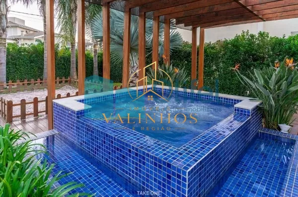 VALOR BAIXOU DE 2.300.000 POR 1.990.000  Belíssima casa térrea à venda no Condomínio Terras de Santa Teresa, localizado em Vinhedo, SP. Com um design moderno e sofisticado, esse imóvel é perfeito para quem busca conforto e qualidade de vida.  Com 3 amplas
