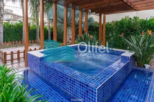 VALOR BAIXOU DE 2.300.000 POR 1.990.000  Belíssima casa térrea à venda no Condomínio Terras de Santa Teresa, localizado em Vinhedo, SP. Com um design moderno e sofisticado, esse imóvel é perfeito para quem busca conforto e qualidade de vida.  Com 3 amplas - Foto 3