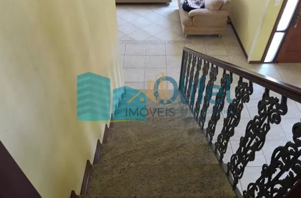 Excelente casa de esquina em bairro residencial, próximo ao centro na cidade de Louveira.  Possui 3 dormitórios sendo 1 suíte com closet e banheira de hidromassagem de 4 lugares. Sala 3 ambientes, sala de TV, escritório, despensa e lavanderia fechada. Pos - Foto 26