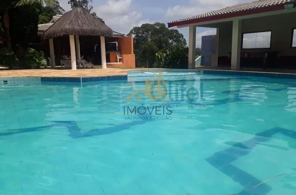 Chácara Paradisíaca! Bairro tranquilo de chácaras residenciais. Rua Asfaltada e próximo a rodovia. Possui salão para festas próximo a piscina, quiosque, sala de jogos, campo de futebol, casa de caseiro. Casa Principal: Toda avarandada com 03 quartos, sala - Foto 6