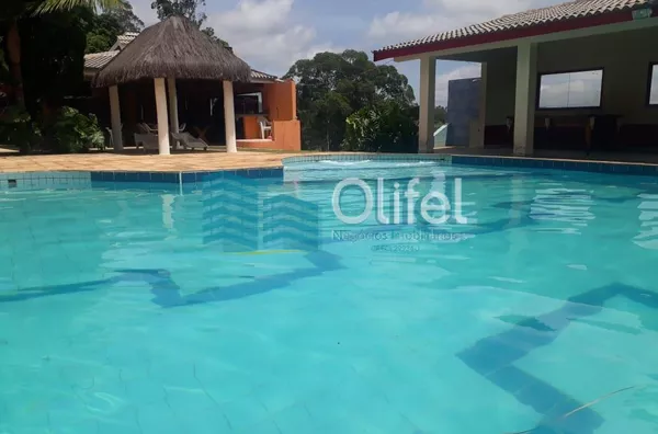 Chácara Paradisíaca! Bairro tranquilo de chácaras residenciais. Rua Asfaltada e próximo a rodovia. Possui salão para festas próximo a piscina, quiosque, sala de jogos, campo de futebol, casa de caseiro. Casa Principal: Toda avarandada com 03 quartos, sala - Foto 6