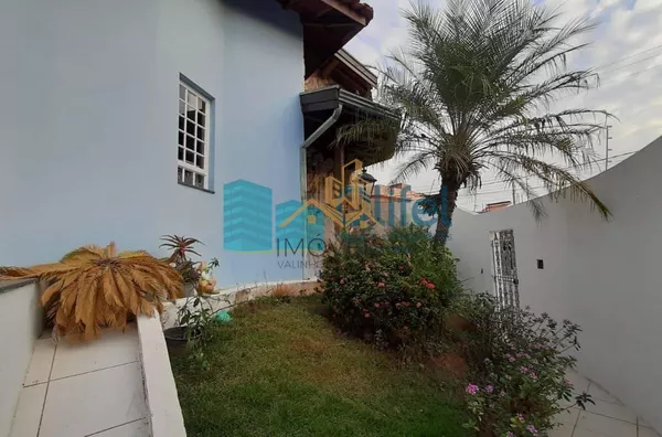 Excelente casa de esquina em bairro residencial, próximo ao centro na cidade de Louveira.  Possui 3 dormitórios sendo 1 suíte com closet e banheira de hidromassagem de 4 lugares. Sala 3 ambientes, sala de TV, escritório, despensa e lavanderia fechada. Pos - Foto 20