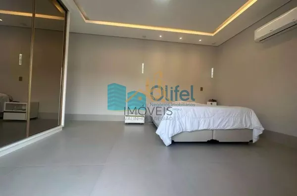 Linda casa no  condomínio  Santa Isabel na cidade de Louveira para quem procura espaço, modernismo, sofisticação, sossego e excelente iluminação. O imóvel dispõe de 525m² de terreno e 414m² de construção. O piso inferior oferece sala ampla  para 2 ambient - Foto 26