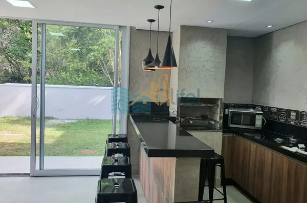 Excelente casa com 306 m², no melhor condomínio de Louveira, 01 suíte máster (closet e banho amplos com varanda + 02 dormitórios amplos, sala ampla e sala de jantar. Todos ambientes com ar condicionado novo. Cozinha, despensa, lavanderia, escritório e áre - Foto 8