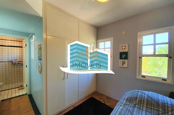 Maravilhosa casa a venda em condomínio na cidade de valinhos. com detalhes rústicos e da arquitetura inglesa. Aquela casa com cara de casa, a arquitetura diferenciada parece nos abraçar entre seus grandes vãos, vigas de madeira e concreto, arcos e piso ce - Foto 14
