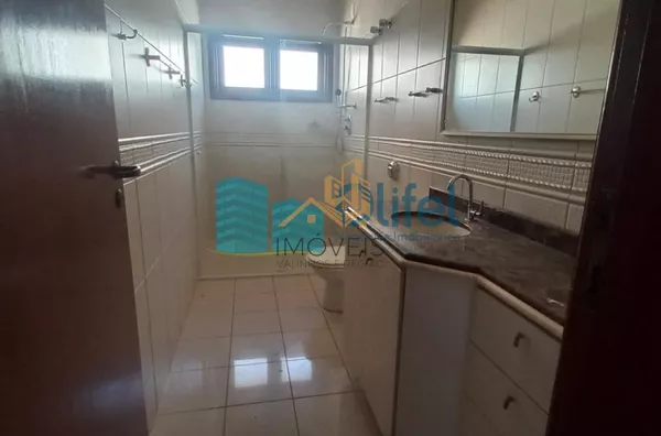 Para você que  busca uma excelente casa, assobradada, ensolarada, com ventilação natural, rua arborizada, condomínio com total segurança, acesso com identificação facial, portaria 24hs, área de lazer em uma cidade como Louveira, com estrutura, porém, mant - Foto 11