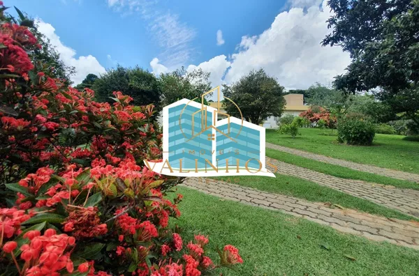 Excelente casa, com ótima metragem em um dos condomínios conhecidos pela sua imensa área verde e beleza, excelente localização na cidade de Vinhedo. A casa foi construída em um terreno praticamente plano, opção ideal para quem busca acessibilidade. A casa