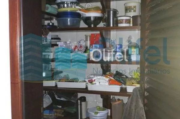 Linda casa de esquina com 3 dormitórios, sendo 1 suíte com hidromassagem, sala 2 ambientes, escritório, cozinha planejada, despensa, área gourmet, garagem para 2 carros cobertas, portão automático, bairro tranquilo. Vale a pena conferir. - Foto 20