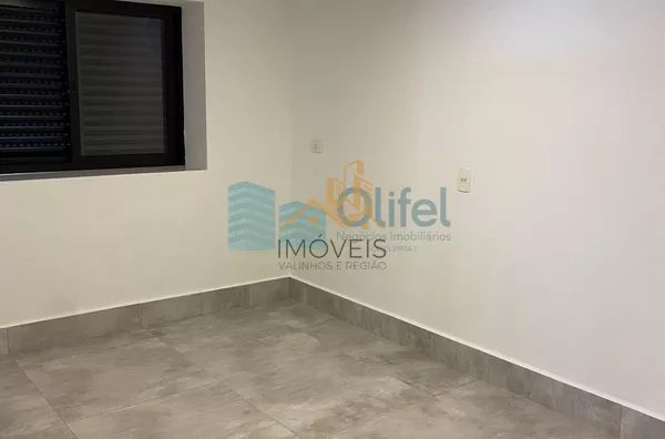 Excelente casa à venda no Condomínio São Joaquim,. Próxima ao lago, iluminação natural e muito arejada. No piso inferior a casa possui um espaço para home office, salão de jogos ou festas, 2 dormitórios e 1 suíte. No piso superior são 3 suítes sendo 1 mas - Foto 11