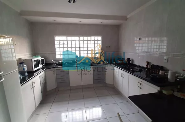 Excelente casa de esquina em bairro residencial, próximo ao centro na cidade de Louveira.  Possui 3 dormitórios sendo 1 suíte com closet e banheira de hidromassagem de 4 lugares. Sala 3 ambientes, sala de TV, escritório, despensa e lavanderia fechada. Pos - Foto 11