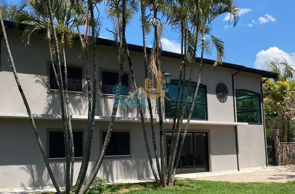 Excelente casa à venda no Condomínio São Joaquim,. Próxima ao lago, iluminação natural e muito arejada. No piso inferior a casa possui um espaço para home office, salão de jogos ou festas, 2 dormitórios e 1 suíte. No piso superior são 3 suítes sendo 1 mas - Foto 34