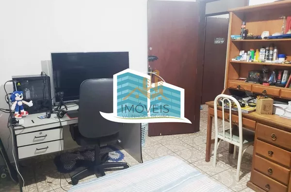 Excelente casa térrea a venda no Condomínio Parque Shangrilá na cidade de Campinas. Muita natureza e verde envolvem esse imóvel. A casa principal tem 3 dormitórios, sendo 1 suíte com closet, sala, cozinha e banheiro. Possui uma casa anexa, com sala, quart - Foto 11