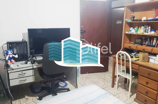 Excelente casa térrea a venda no Condomínio Parque Shangrilá na cidade de Campinas. Muita natureza e verde envolvem esse imóvel. A casa principal tem 3 dormitórios, sendo 1 suíte com closet, sala, cozinha e banheiro. Possui uma casa anexa, com sala, quart - Foto 11