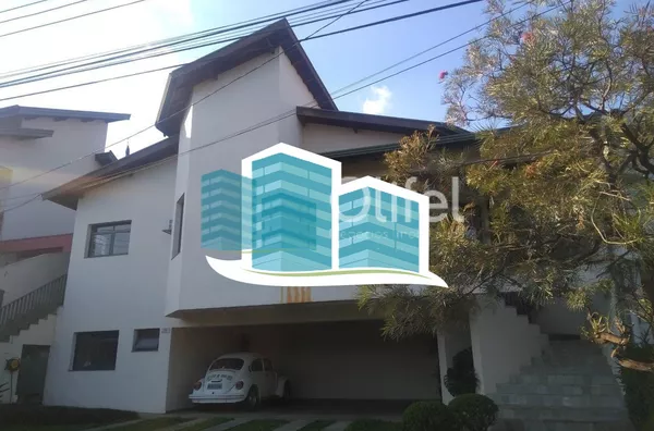 Casa térrea  em condomínio na cidade de Valinhos, contendo apenas escada para  acesso à casa. Localizada  região do Paiquerê, próximo ao Colégio Porto Seguro, Shopping Valinhos. Imóvel  com 3 dormitórios, sendo 1 suíte, todos com armários e ar condicionad - Foto 1