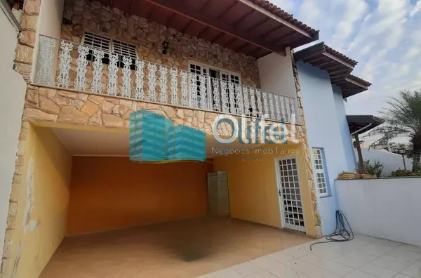 Excelente casa de esquina em bairro residencial, próximo ao centro na cidade de Louveira.  Possui 3 dormitórios sendo 1 suíte com closet e banheira de hidromassagem de 4 lugares. Sala 3 ambientes, sala de TV, escritório, despensa e lavanderia fechada. Pos - Foto 3
