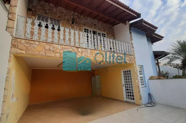 Excelente casa de esquina em bairro residencial, próximo ao centro na cidade de Louveira.  Possui 3 dormitórios sendo 1 suíte com closet e banheira de hidromassagem de 4 lugares. Sala 3 ambientes, sala de TV, escritório, despensa e lavanderia fechada. Pos - Foto 3