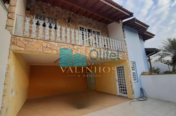 Excelente casa de esquina em bairro residencial, próximo ao centro na cidade de Louveira.  Possui 3 dormitórios sendo 1 suíte com closet e banheira de hidromassagem de 4 lugares. Sala 3 ambientes, sala de TV, escritório, despensa e lavanderia fechada. Pos