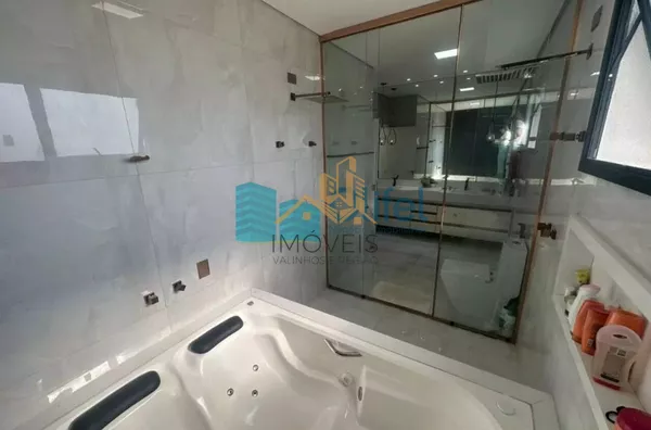 Linda casa no  condomínio  Santa Isabel na cidade de Louveira para quem procura espaço, modernismo, sofisticação, sossego e excelente iluminação. O imóvel dispõe de 525m² de terreno e 414m² de construção. O piso inferior oferece sala ampla  para 2 ambient - Foto 19