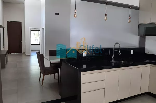 Linda casa térrea, 206m².O imóvel conta com 03 suítes com armários, sendo a suíte master com closet, escritório, lavabo, sala 2 ambientes, cozinha com armários e espaço gourmet com churrasqueira e armários, fogão cooktop  ja instalado. Piscina Aquecida. T - Foto 25