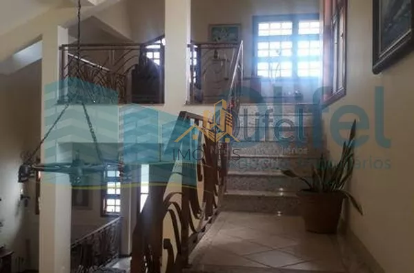 Excelente sobrado na cidade de  Louveira, com 4 dormitórios, sendo 1 suíte master com closet, banheiro social, quartos avarandados, lavabo, ampla sala de estar, jantar e mezanino, escritório, cozinha, copa, lavanderia, despensa, área gourmet com churrasqu - Foto 7