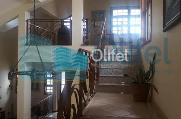 Excelente sobrado na cidade de  Louveira, com 4 dormitórios, sendo 1 suíte master com closet, banheiro social, quartos avarandados, lavabo, ampla sala de estar, jantar e mezanino, escritório, cozinha, copa, lavanderia, despensa, área gourmet com churrasqu - Foto 7