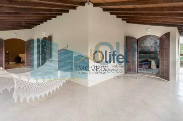 Excelente casa, estilo chácara,   com belíssimo acabamento na cidade de Louveira com  1200 m² AT | 500 m² AC, sendo 03 dormitórios, sendo 1 master com closet, 03 banheiros, sala de TV, estar e jantar, lareira, adega, cozinha integrada rica em armários e i