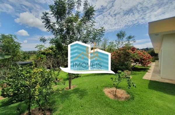 Excelente casa, com ótima metragem em um dos condomínios conhecidos pela sua imensa área verde e beleza, excelente localização na cidade de Vinhedo. A casa foi construída em um terreno praticamente plano, opção ideal para quem busca acessibilidade. A casa - Foto 1