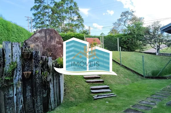 Linda casa no Condomínio Vale do Santa Fé, na cidade de Vinhedo, com excelente terreno, 2520m², 450m2 de construção, com muito verde, vista espetacular das varandas e dos quartos. Muito arejada e aconchegante, com 4 confortáveis suítes, 1 closet, amplo li - Foto 17