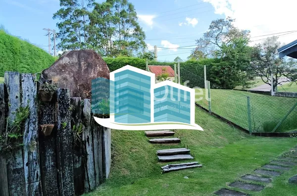 Linda casa no Condomínio Vale do Santa Fé, na cidade de Vinhedo, com excelente terreno, 2520m², 450m2 de construção, com muito verde, vista espetacular das varandas e dos quartos. Muito arejada e aconchegante, com 4 confortáveis suítes, 1 closet, amplo li - Foto 17