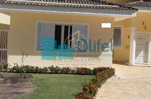 Excelente casa térrea em condomínio fechado com portaria 24hs, segurança com ronda e área de lazer, além de muito verde em suas ruas. Boa localização dentro do condomínio  com  frente para 2 ruas. Casa toda climatizada , sendo 3 suítes, todas com ar condi