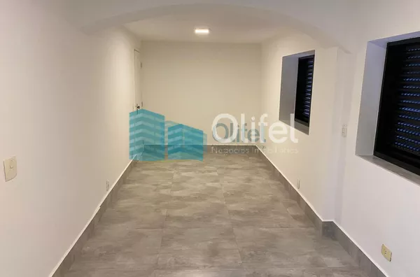 Excelente casa à venda no Condomínio São Joaquim,. Próxima ao lago, iluminação natural e muito arejada. No piso inferior a casa possui um espaço para home office, salão de jogos ou festas, 2 dormitórios e 1 suíte. No piso superior são 3 suítes sendo 1 mas - Foto 12