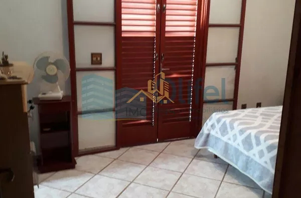 Excelente sobrado em bairro residencial na cidade de Louveira,  com 4 dormitórios, sendo 1 suíte com hidromassagem, banheiro social, sala, cozinha /copa e escritório. Edícula com 1 quarto, banheiro, cozinha e lavanderia.  Confira!!! - Foto 21