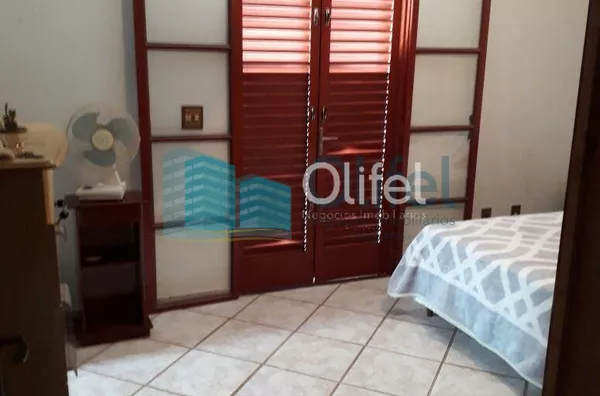 Excelente sobrado em bairro residencial na cidade de Louveira,  com 4 dormitórios, sendo 1 suíte com hidromassagem, banheiro social, sala, cozinha /copa e escritório. Edícula com 1 quarto, banheiro, cozinha e lavanderia.  Confira!!! - Foto 21