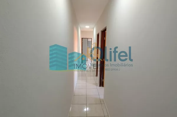 Casa assobradada com 03 dormitórios, sala de estar e jantar, cozinha ampla com armários planejados, 02 banheiros, garagem coberta para 02 veículos, lavanderia, quintal, canil,bairro aberto,  acesso rápido para a Rod. Anhanguera, apto para contratação de f - Foto 36