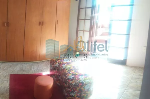 Excelente sobrado em bairro residencial próximo ao centro na cidade de Louveira, com 3 suítes com planejados, avarandada, 2 amplas salas, cozinha planejada, área gourmet com churrasqueira, quintal, 2 vagas de garagem.  Agende a sua visita. - Foto 11