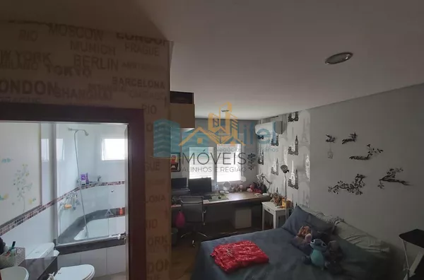 Lindo sobrado em condomínio com ótima localização e segurança 24 horas, 640 m² de terreno com 360 m² de construção, 4 dormitórios sendo 2 suítes e uma com hidromassagem e closet, 2 salas, lavabo, ampla cozinha com copa, lavanderia, ótimo espaço externo co - Foto 9