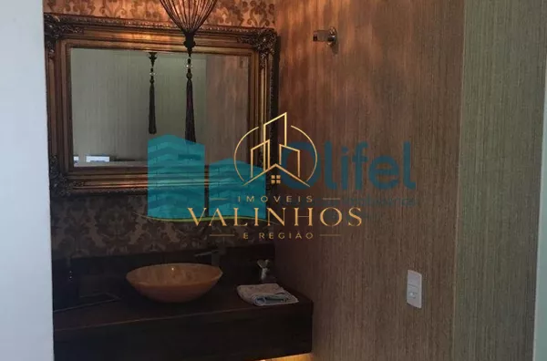 Excelente imóvel em condomínio fechado na cidade de Louveira com 3 dormitórios, sendo 1 suíte com closet. Casa rica em armários. Sala 2 ambientes, cozinha planejada, lavabo, área de serviço e edícula com churrasqueira, jacuzzi, 2 vagas de garagem cobertas