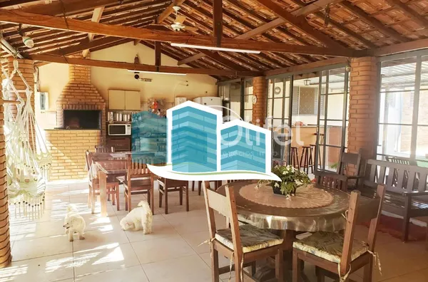 Excelente casa térrea a venda no Condomínio Parque Shangrilá na cidade de Campinas. Muita natureza e verde envolvem esse imóvel. A casa principal tem 3 dormitórios, sendo 1 suíte com closet, sala, cozinha e banheiro. Possui uma casa anexa, com sala, quart - Foto 16