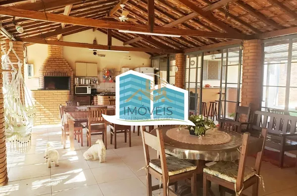 Excelente casa térrea a venda no Condomínio Parque Shangrilá na cidade de Campinas. Muita natureza e verde envolvem esse imóvel. A casa principal tem 3 dormitórios, sendo 1 suíte com closet, sala, cozinha e banheiro. Possui uma casa anexa, com sala, quart - Foto 16
