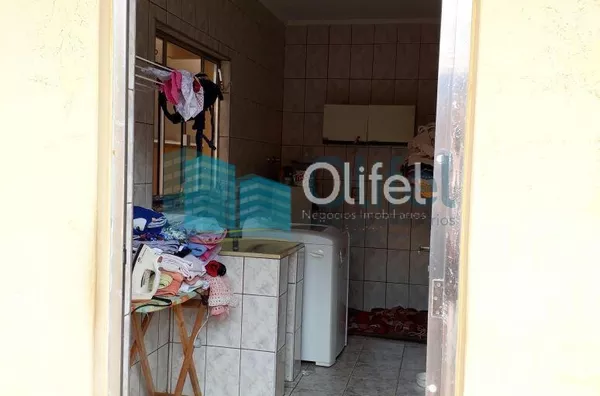 Excelente sobrado em bairro residencial na cidade de Louveira,  com 4 dormitórios, sendo 1 suíte com hidromassagem, banheiro social, sala, cozinha /copa e escritório. Edícula com 1 quarto, banheiro, cozinha e lavanderia.  Confira!!! - Foto 10