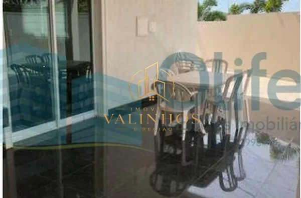 Sobrado em condomínio na cidade de Louveira,  com 3 dormitórios, 2 suítes, sendo 1 master com closet, escritório, sala 3 ambientes, home theater, ampla cozinha rica em armários, despensa, lavanderia, área gourmet com varanda, piscina aquecida, todo piso e